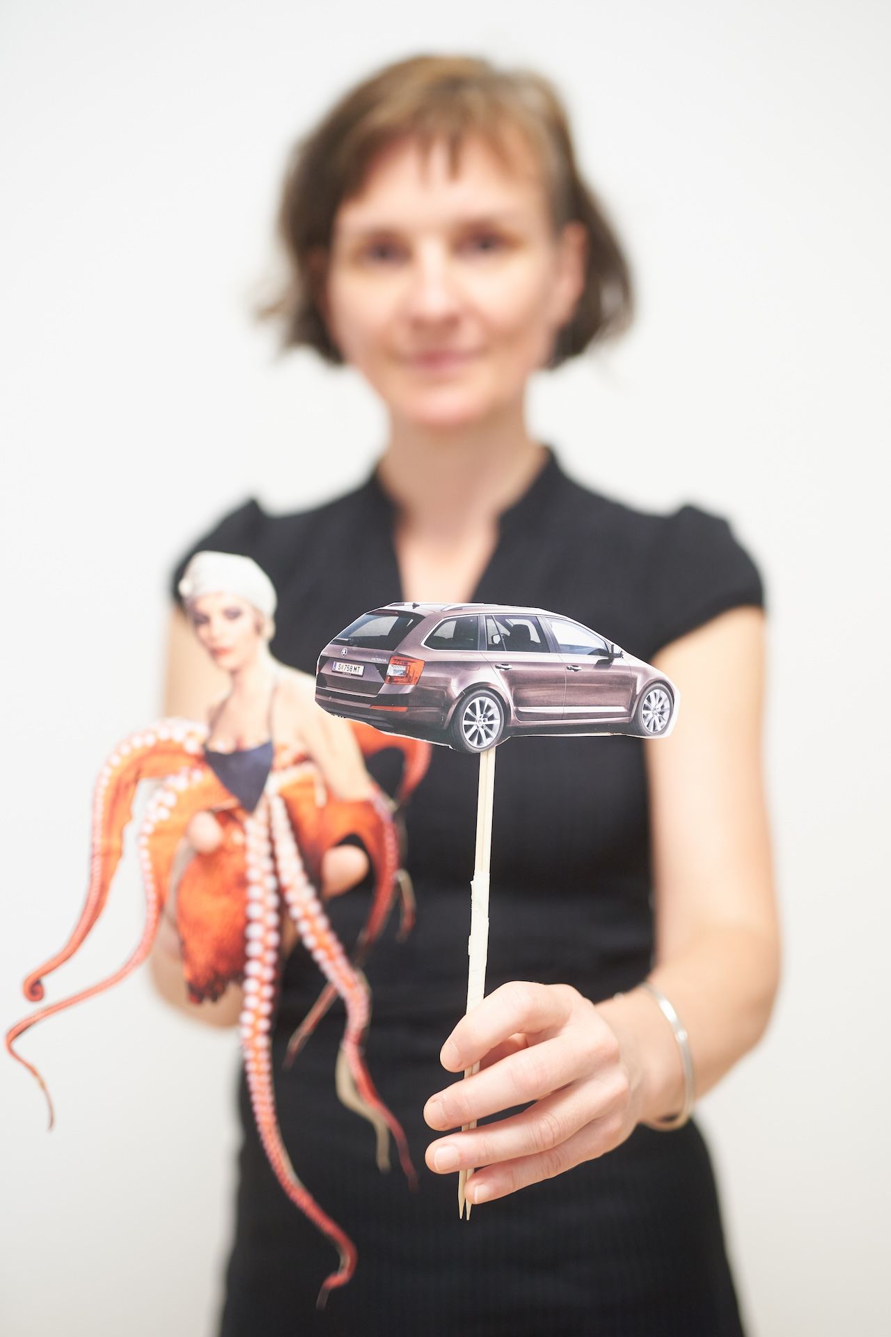 Sandra Lehner bei der Kunsttherapie-Arbeit in ihrer Praxis
